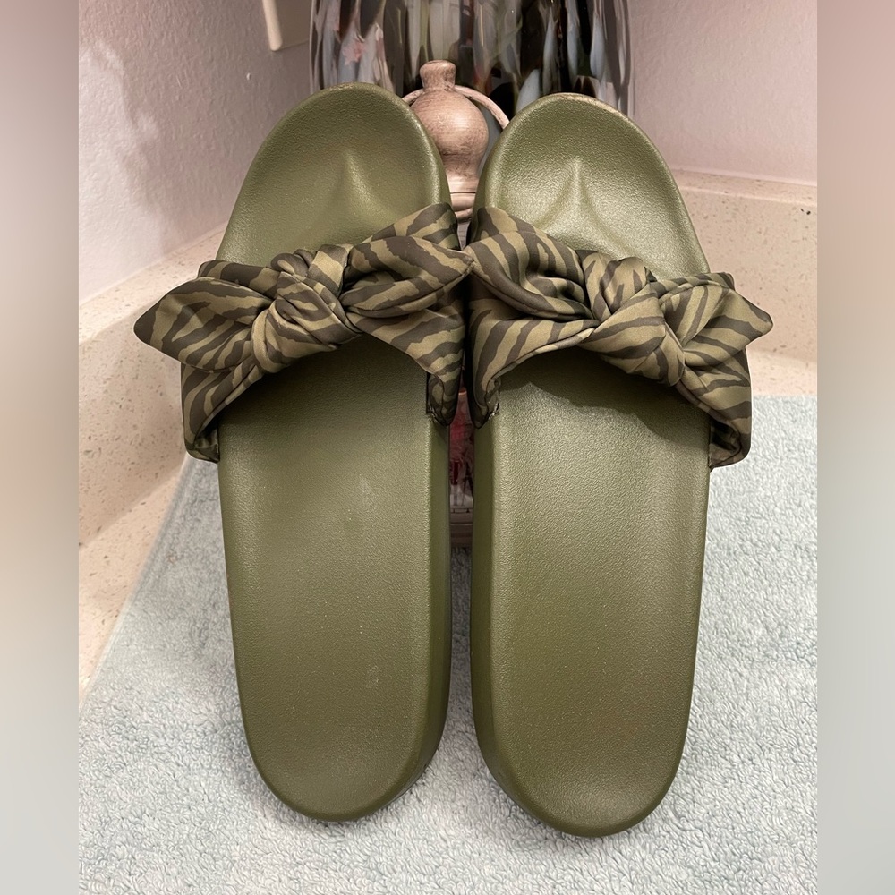 PINK Victoria's Secret Olive Green Zebra Knot-Top Slide Sandals
